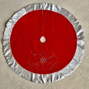 NWOT Red velvet tree skirt